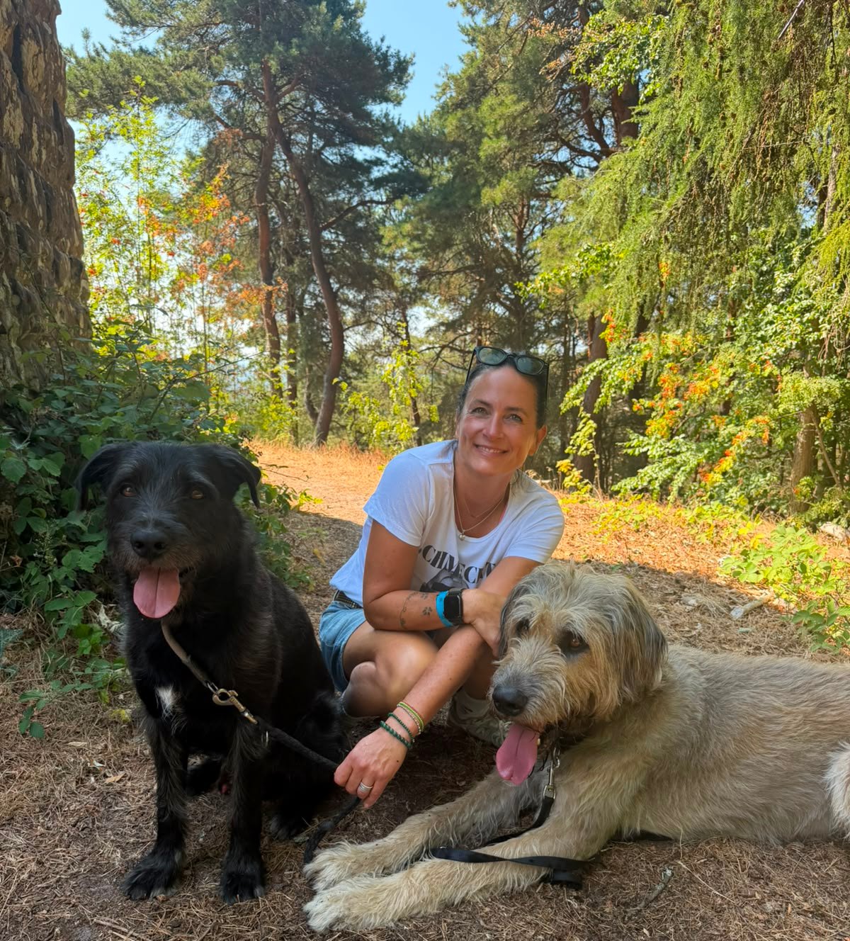 Tanja Berdin – Tierfriseurin und Tierheilpraktikerin VierpfotenStylisch Mannheim – mit zwei Hunden im Wald